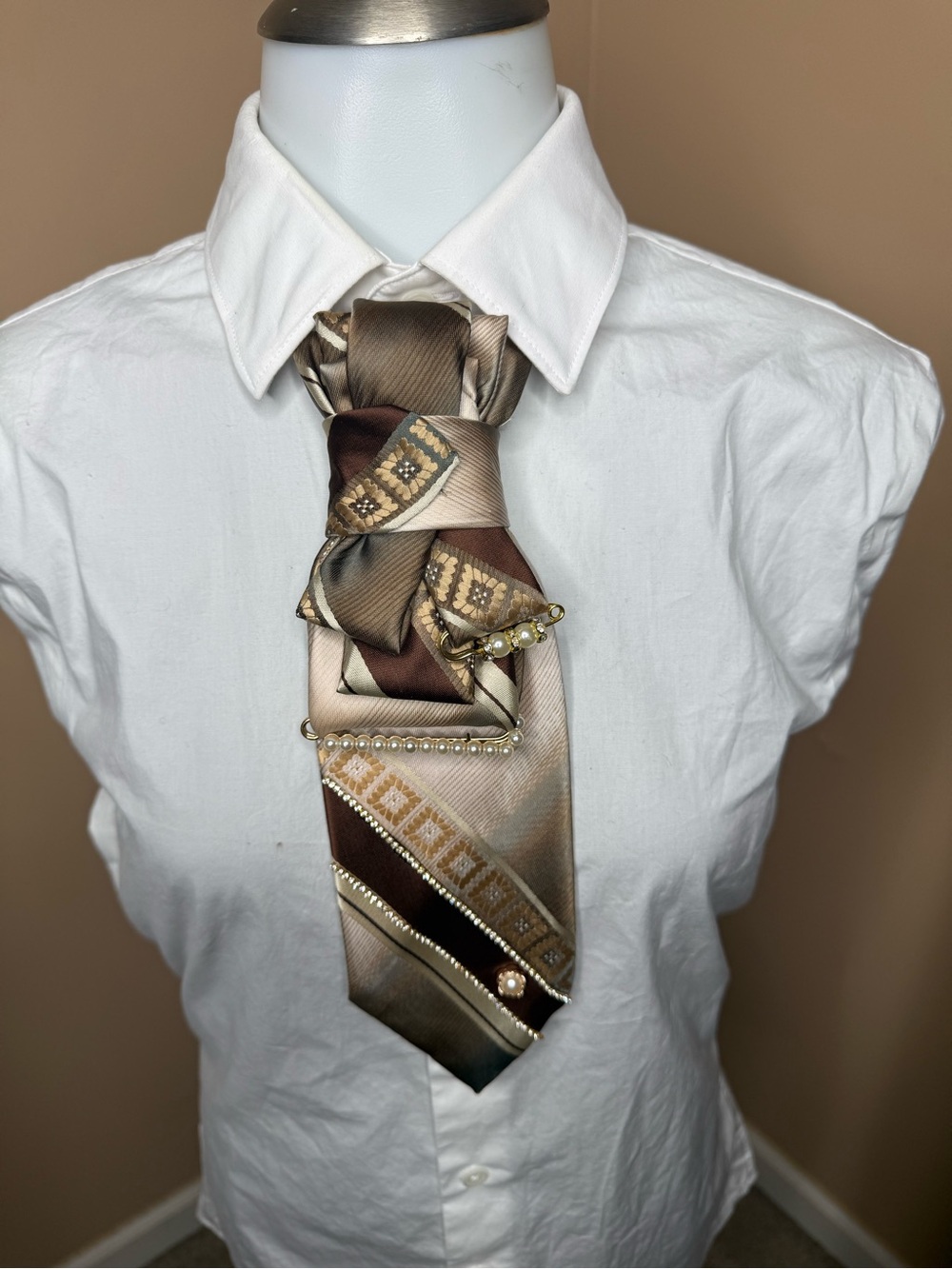 Vintage-Inspired Brown & Gold Patterned Necktie with Pearl Accents